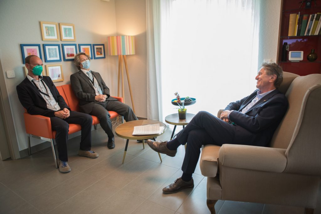 Foto: Minister Manfred Lucha talking with Thomas Heine and Prof. Dr. Udo Weimar. Foto: Friedhelm Albrecht (EKUT)