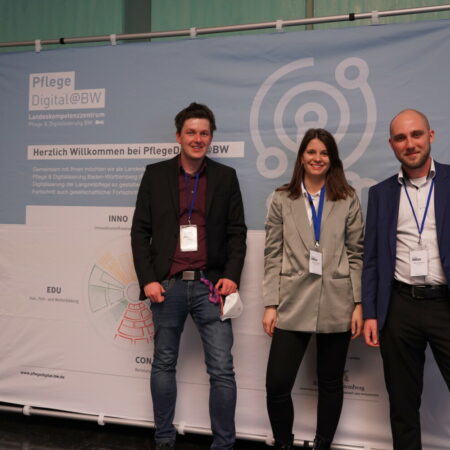Herr Ableitner (HdM Stuttgart), Frau Dieterle (PflegeDigital@BW) und Herr Schulte (Diakonie Kork) auf dem Markt der Möglichkeiten