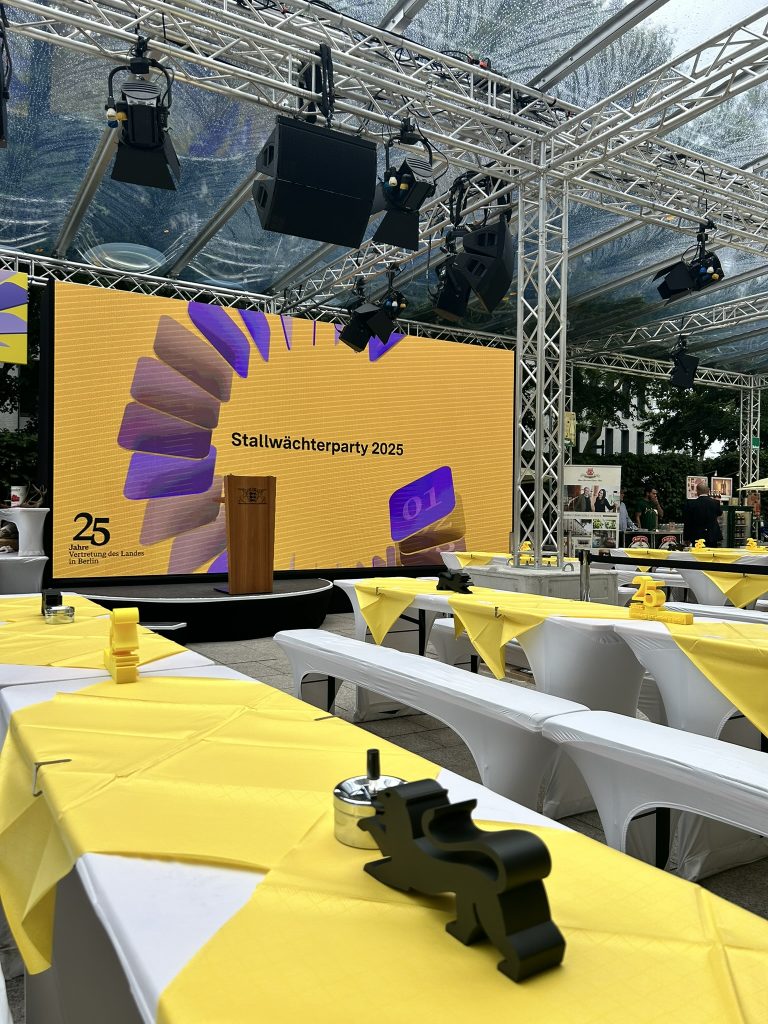 Festsaal der Stallwächterparty 2025. Es sind Tische zu sehen