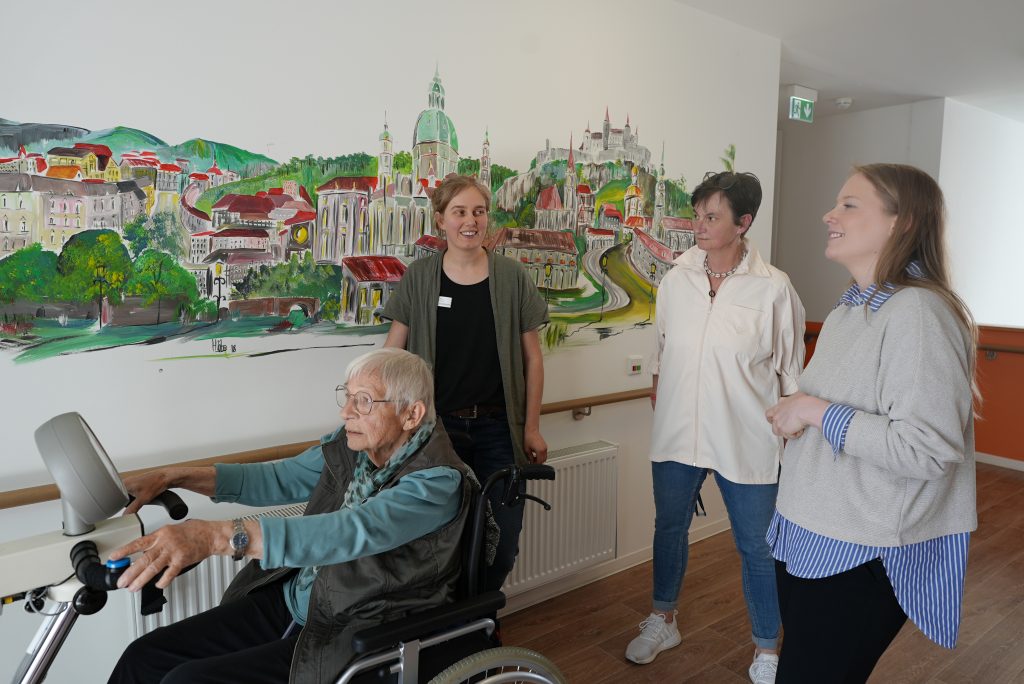 Auf dem Bild sind die Interviewpartner Frau Lisa-Maria Rehe und Frau Nicole Ulrich sowie die Bewohnerin Frau Ursula Hentsch auf dem Bike Labyrinth zu sehen. Die Mitarbeiterin Caroline Ziemert ist rechts im Bild. Sie befinden sich in der Pflegeeinrichtung