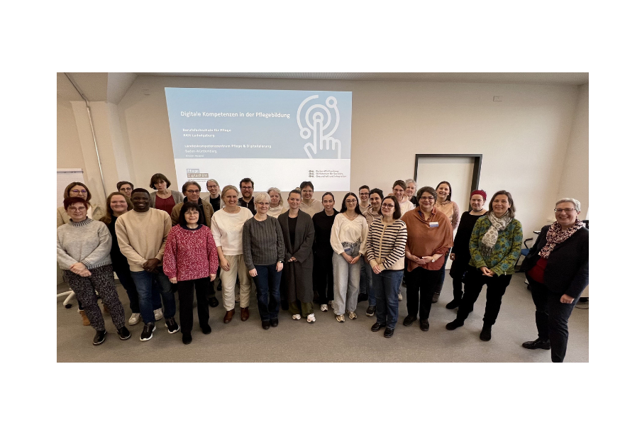Gruppenbild Auf dem Bild ist ein Gruppenbild zu sehen. Es stehen mehrere Menschen in einer Reihe in einem Zimmer. Die Gruppe ist Teil der Berufsfachschule für Pflege des Klinikums Ludwigsburg in Kornwestheim.